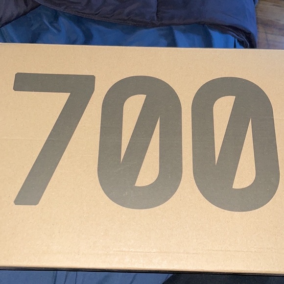 COPY - Selling a used pair of yeezy 700V2 static - Picture 5 of 9
